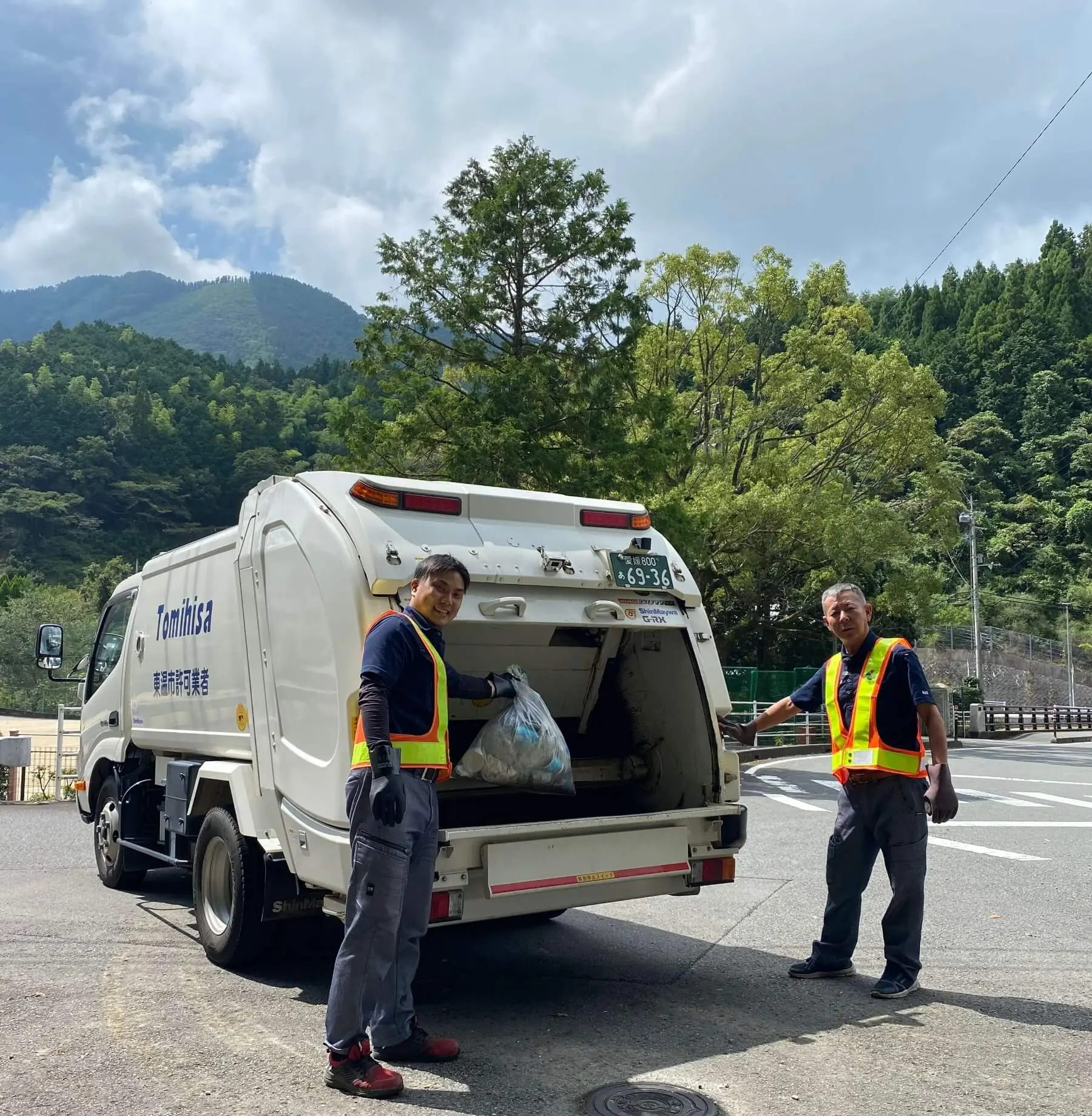 ごみ収集車と社員